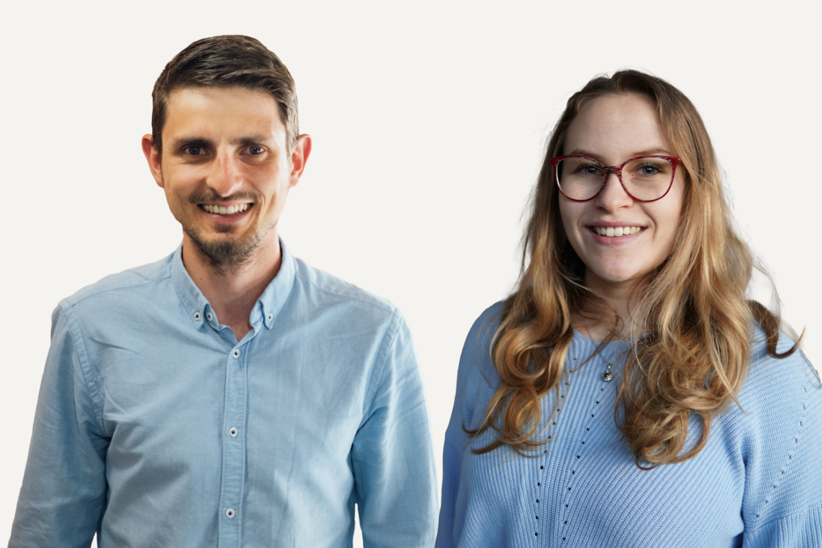 Bild von Thomas und Clara. Beide sind ausgeschnitten und auf beigen Hintergrund gesetzt.