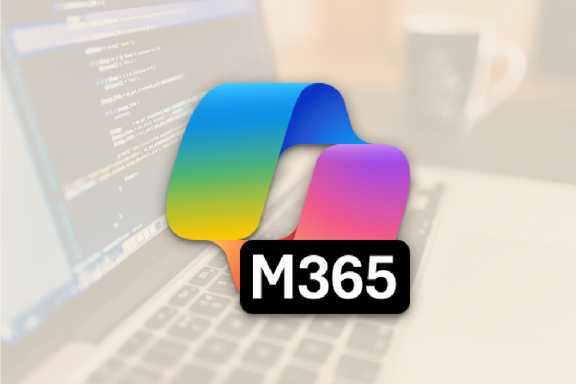 Verschwommen im Hintergrund ein geöffneter Laptop. Im Vordergrund das M365-Logo.