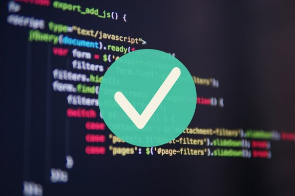Unscharfer Programmcode auf dunklem Hintergrund mit einem großen grünen Kreis und weißem Häkchen in der Mitte.